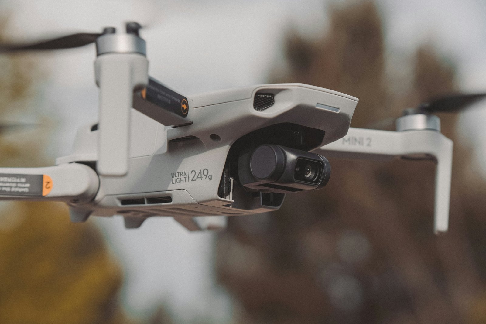 Beyaz kameralı drone, yakın plan