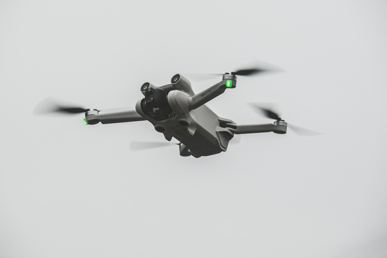 Gökyüzünde uçan drone