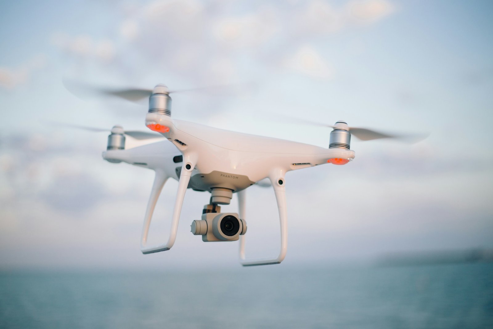 Su üzerinde uçan drone