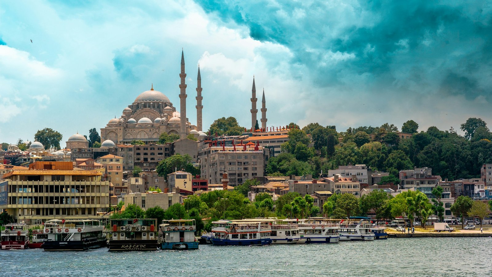 Süleymaniye Camii ve Haliç’e bakan İstanbul silüeti