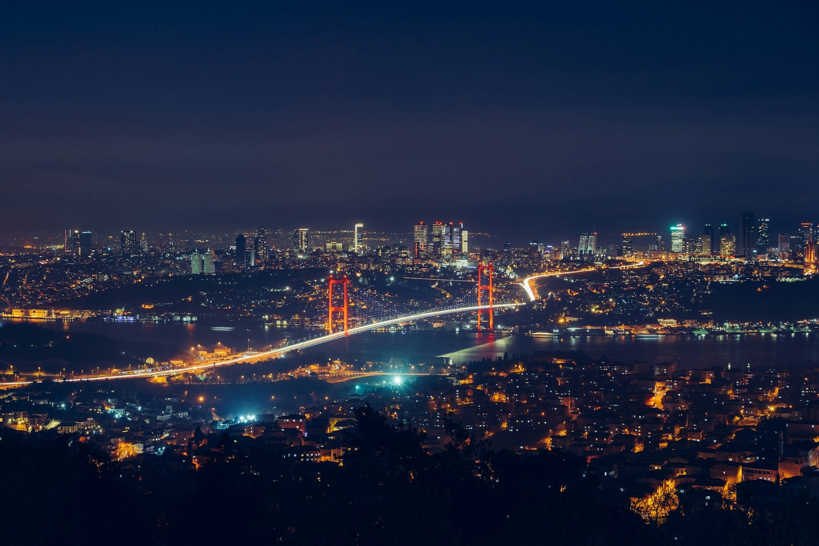 Gece şehir ışıklarının tepeden görünümü